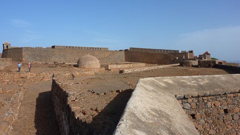 P1000106.JPG - Cidade Velha/Fort Sao Filipe: Starke Befestigungsanlagen im Fort.