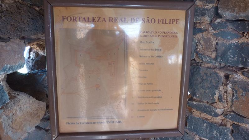 P1000107.JPG - Cidade Velha/Fort Sao Filipe: Tafel mit den Daten des Fort.