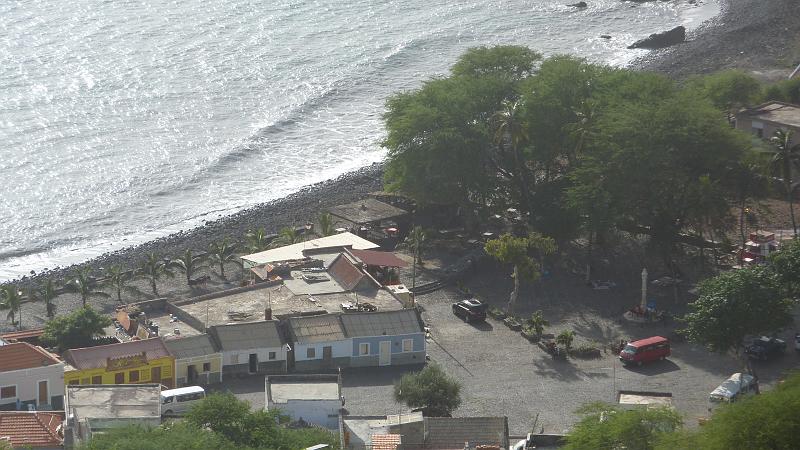 P1000108.JPG - Cidade Velha/Fort Sao Filipe: Blick hinab zum Kiosk am Strand.