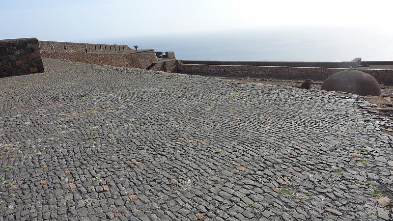 P1000111.JPG - Cidade Velha/Fort Sao Filipe: alle Plätze im Fort sind gepflastert.