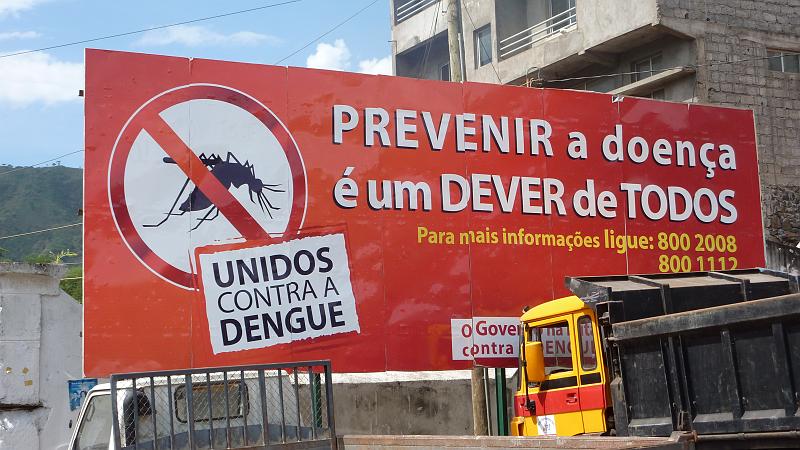 P1000158.JPG - Am Pico de Antonio: Am Beginn der Wanderung ein Warnschild wegen Dengue-Fieber.