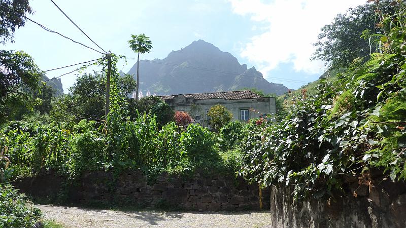 P1000163.JPG - Wanderung am Pico de Antonio: Blick über ein altes Herrenhaus zum Pico de Antonio.