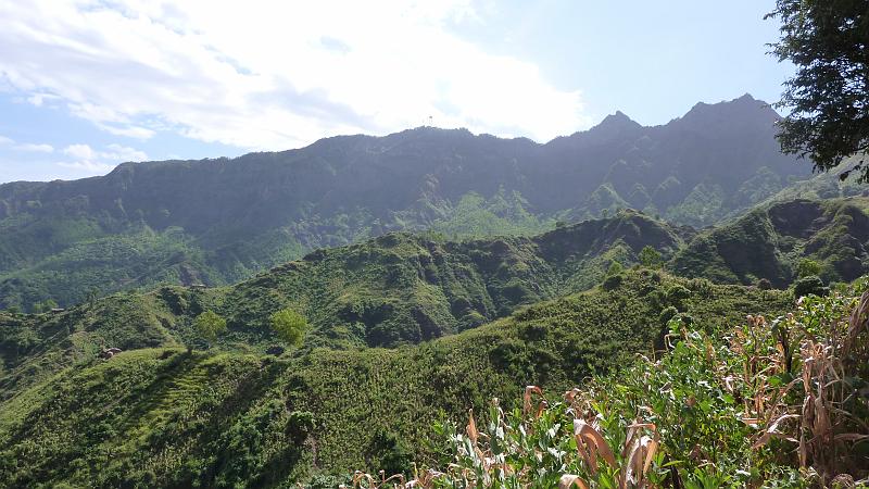 P1000166.JPG - Wanderung am Pico de Antonio: Blick zu den umliegenden Bergketten mit Radaranlage...