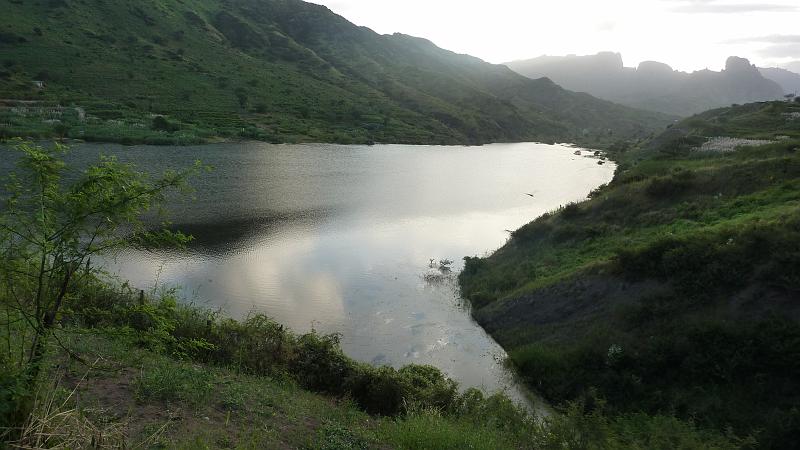 P1000177.JPG - Stausee in der Ribeira Seca: Der See ist dieses Jahr erstmals wegen des üppigen Regens im August gut gefüllt.