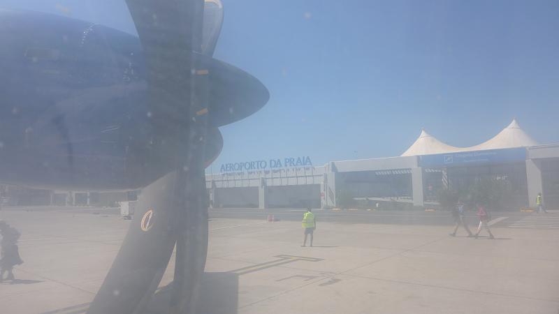 P1000178.JPG - Praia/Flughafen: Die Maschine steht zum Abflug nach Fogo bereit.