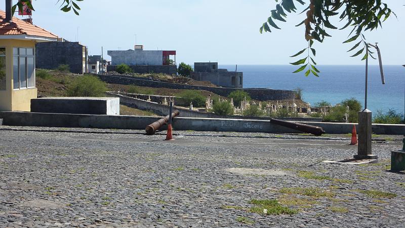 P1000188.JPG - Sao Filipe: Alte Befestigungsanlagen mit dem Friedhof dahinter.