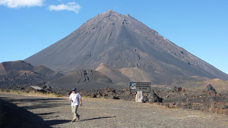 P1000190.JPG - Eingang zum Nationalpark Fogo: Blick zum höchsten Berg der Kapverden, dem Pico do Fogo (2829m).