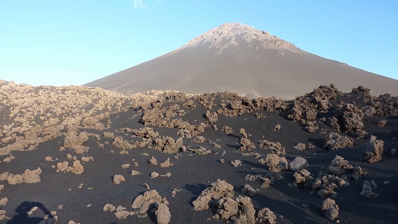 P1000202.JPG - Wanderung in Cha das Caldeiras: Blick über die Lavafelder zurück zum Pico do Fogo.