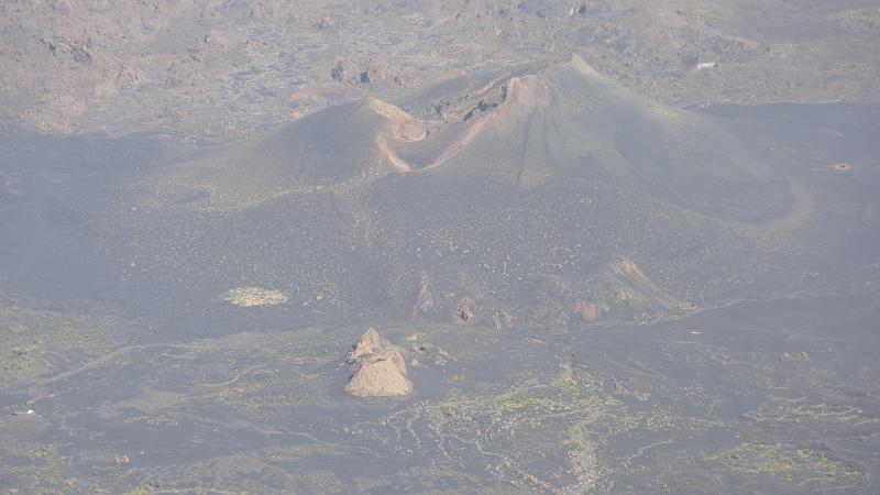 P1000210.JPG - Aufstieg zum Pico do Fogo: Blick in die Ebene Cha de Caldeiras mit Pseudokratern.