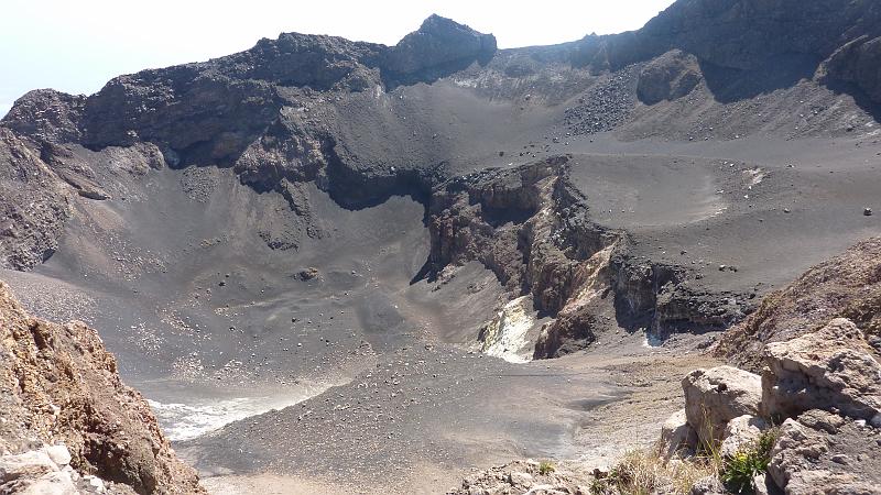 P1000214.JPG - Pico do Fogo (2829m): Ein erster Blick in den Krater.