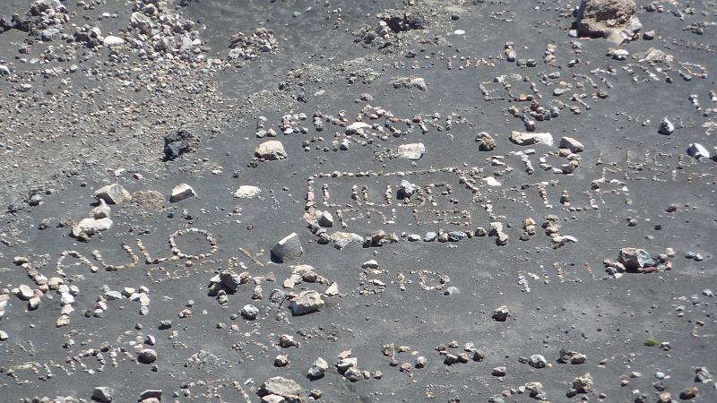 P1000216.JPG - Pico do Fogo (2829m): Am Kraterboden haben sich gelangweilte Touristen (scheinbar) verewigt.