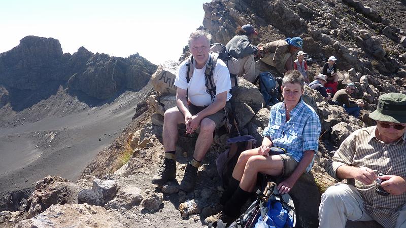 P1000217.JPG - Pico do Fogo (2829m): Gipfelbild mit Christian Müller (links), Christa und Christian Knauer (rechts).