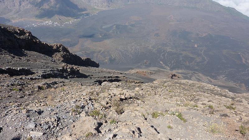 P1000219.JPG - Pico do Fogo (2829m): Blick zum Abstiegsziel...