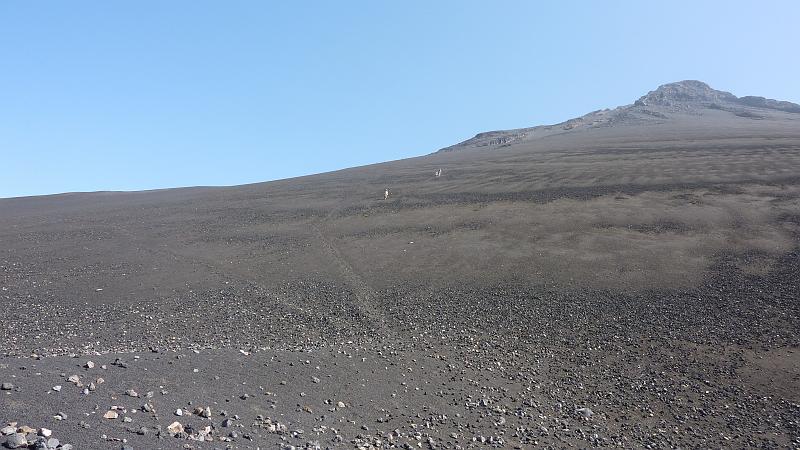 P1000220.JPG - Abstieg vom Pico do Fogo: Der Abstieg erfolgte zum Teil über die Aschefelder.