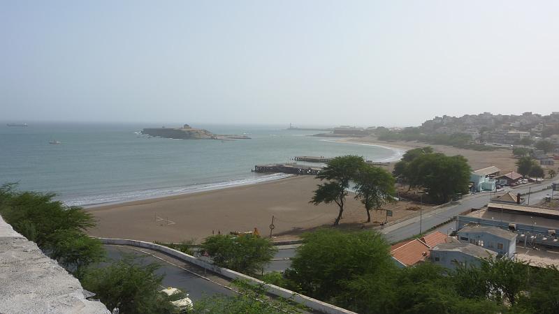 P1000236.JPG - Praia: Blick über den Stadtstrand zur ehemaligen Quarantäneinsel Santa Maria.