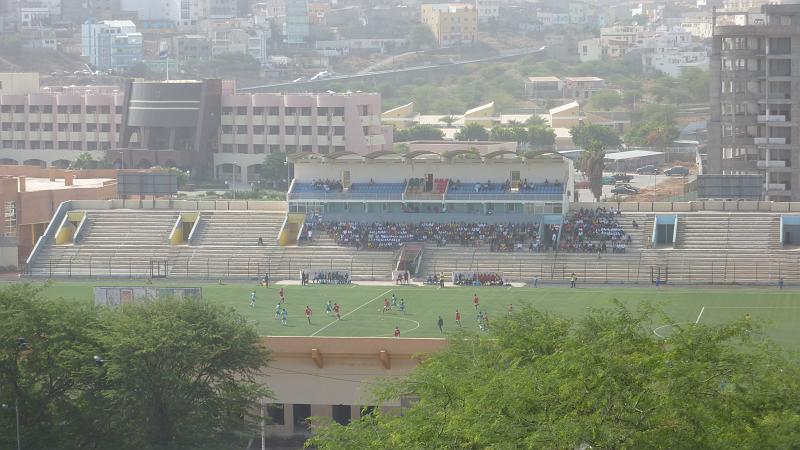 P1000237.JPG - Praia: Im Stadion findet gerade ein Fußballspiel statt.
