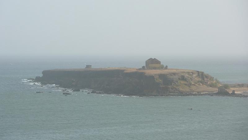 P1000238.JPG - Praia: Blick zur ehemaligen Quarantäneinsel Santa Maria.
