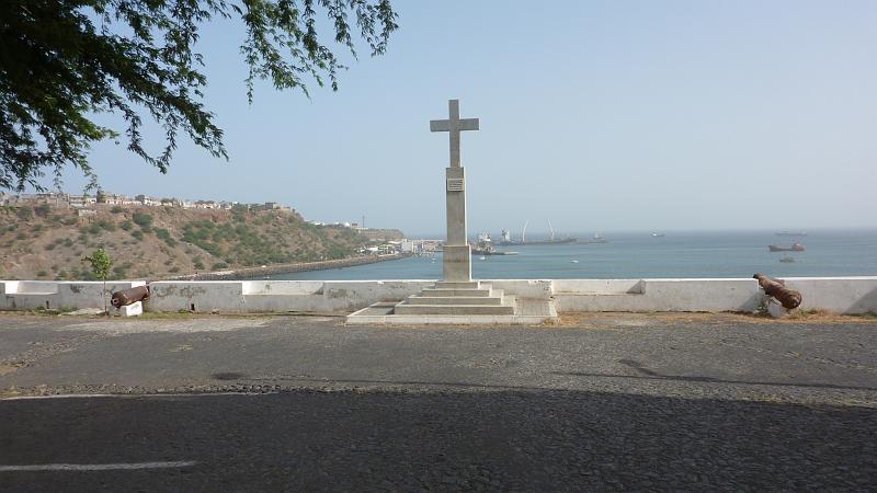 P1000242.JPG - Praia: Aussichtspunkt mit Kreuz (Miradouro do Cruzeiro).