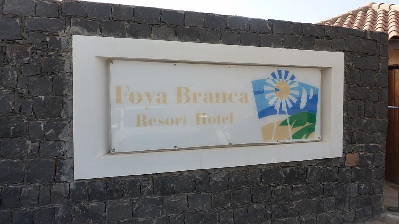 P1000259.JPG - Sao Pedro/Hotel Foya Branca Resort: Eingangsschild.