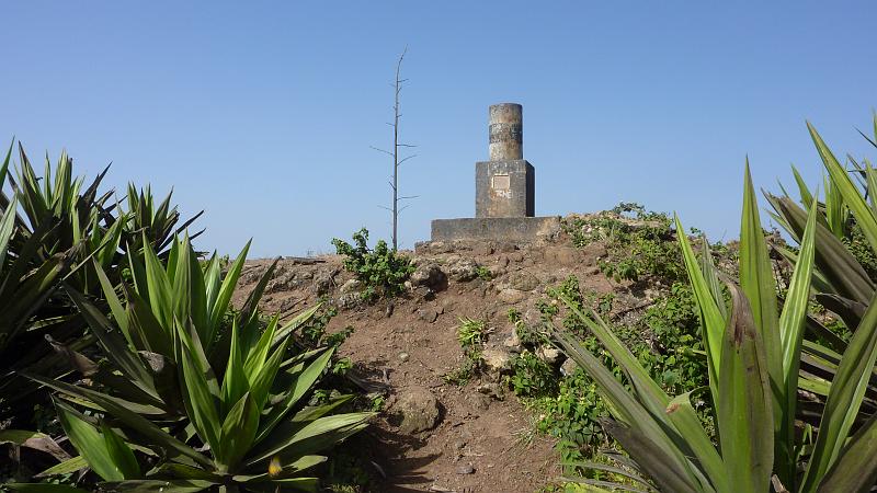 P1000267.JPG - Monte Verde (750m): Blick zum Vermessungspunkt am Gipfel.