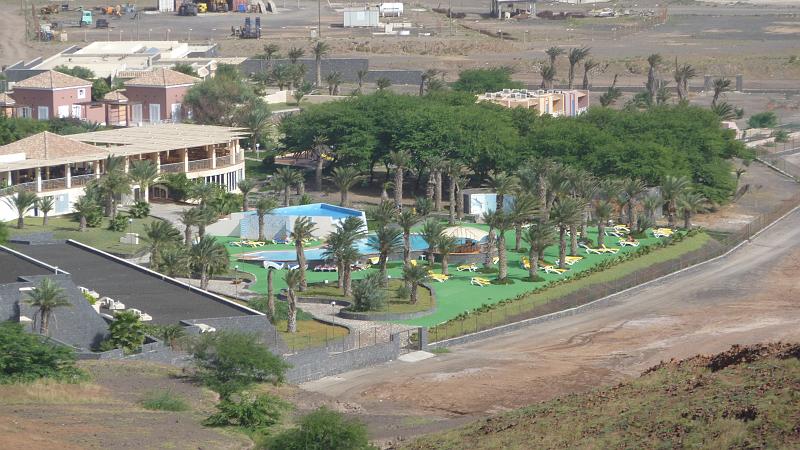 P1000292.JPG - Sao Pedro/Küstenwanderung: Blick zu unserem Hotel Foya Branca Resort.