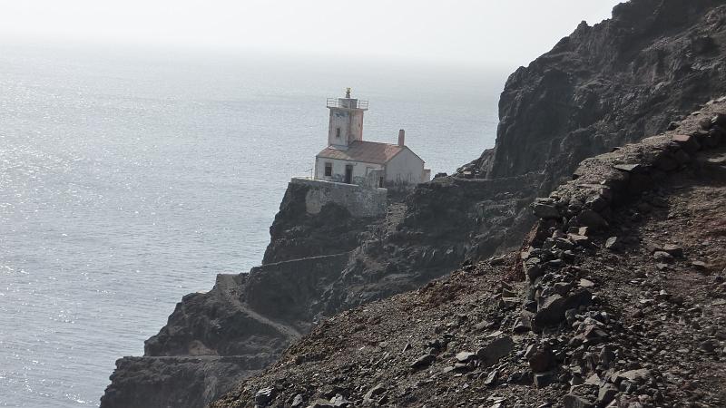 P1000297.JPG - Sao Pedro/Küstenwanderung: Blick zum Leuchtturm  am Ponta do Farol.