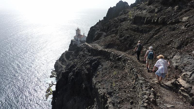 P1000298.JPG - Sao Pedro/Küstenwanderung: Der Leuchtturm  am Ponta do Farol ist nicht mehr weit.