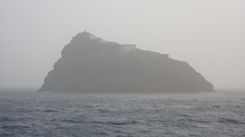 P1000311.JPG - in der Bucht von Mindelo: Bei der überfahrt nach Santo Antaopassiert man diese kleine Insel mit Leuchtturm.