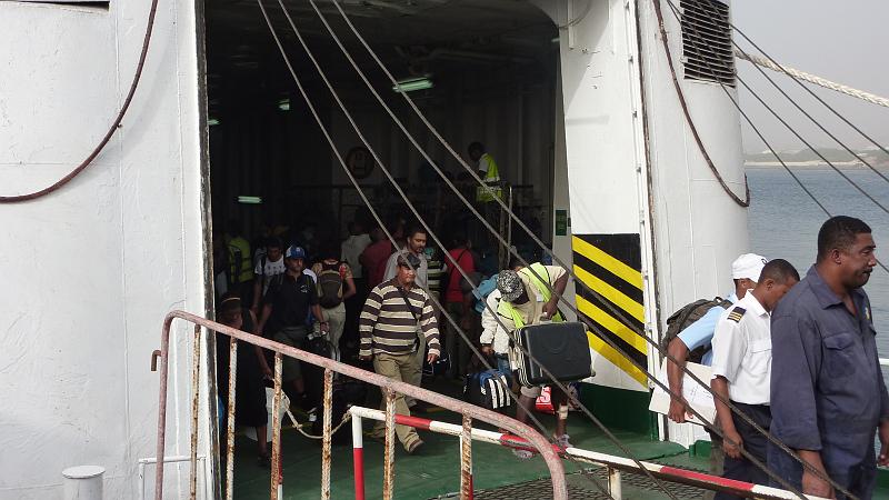 P1000313.JPG - Porto Novo: Die Leute verlassen die Fähre.