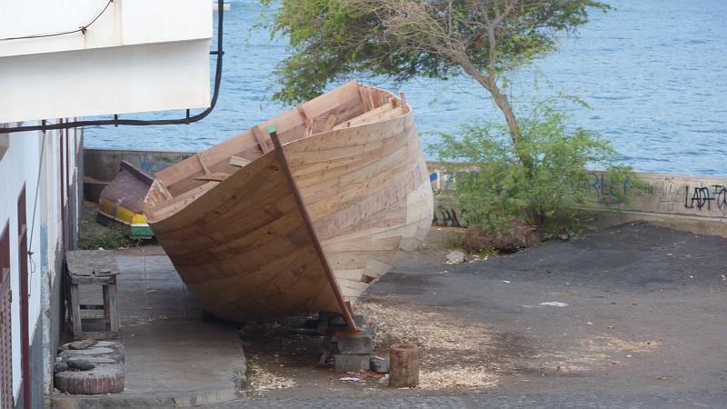 P1000340.JPG - Ponta do Sol/Pension Cecilio: Ein Boot wird in klassischer Handarbeit gebaut.