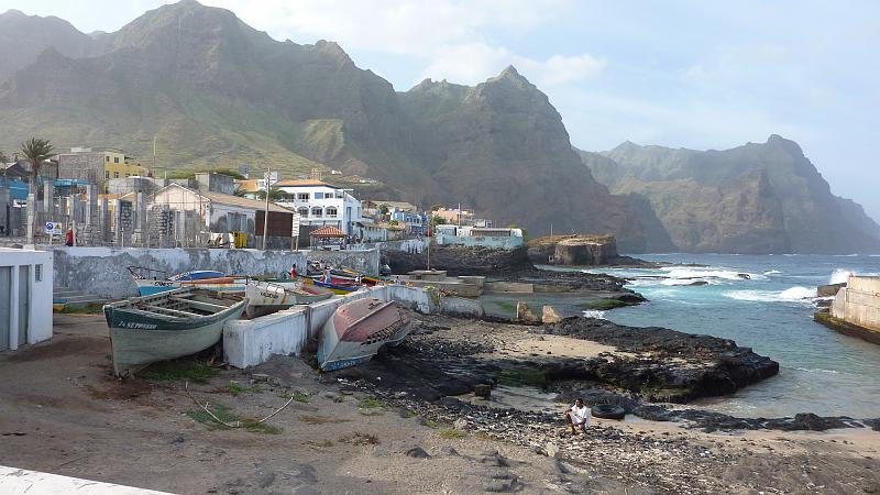 P1000342.JPG - Ponta do Sol: Blick die Küste entlang ins Wandergebiet nach Westen.
