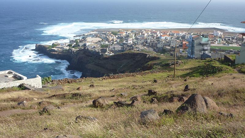 P1000343.JPG - bei Ponta do Sol: Blick hinunter zur Siedlung.