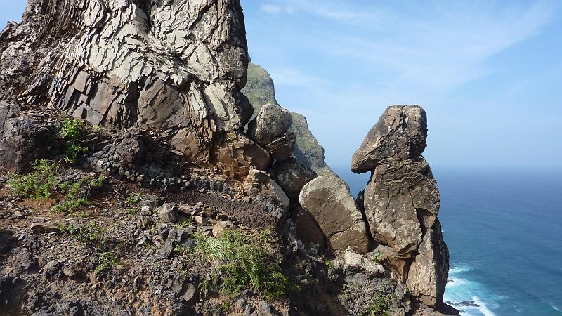 P1000361.JPG - bei Fontainhas: Im Sattel gibt es diese Felsformation, die ähnlichkeit mit dem Eisvogel hat.
