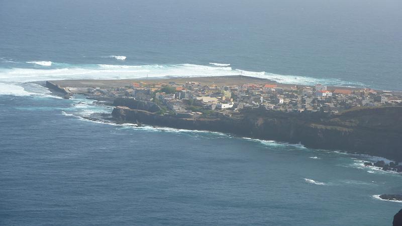 P1000362.JPG - bei Fontainhas: Blick aus dem Sattel nach Ponta do Sol.