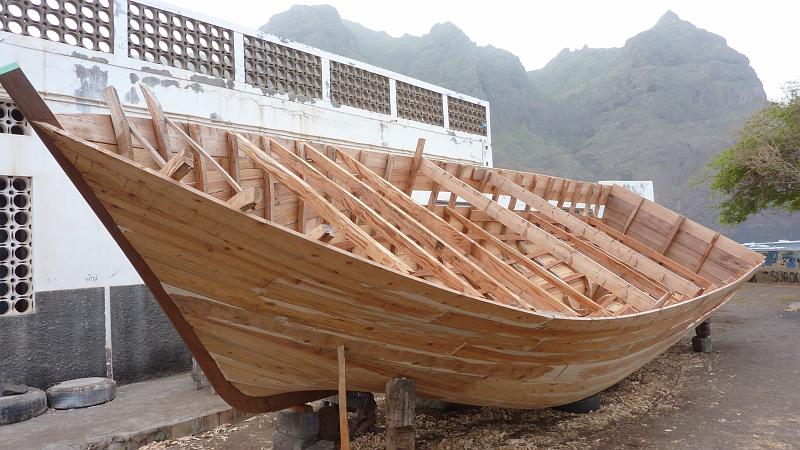 P1000380.JPG - Ponta do Sol/Pension Cecilio: Ein Boot wird in klassischer Handarbeit gebaut.
