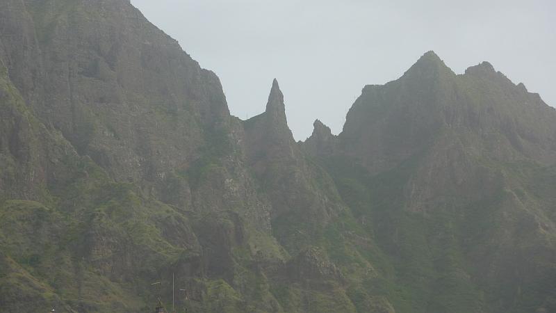 P1000385.JPG - Ribeira Grande: Beim Start der Wanderung sind die bizarren Felsformationen der umgebenden Berge zu sehen.