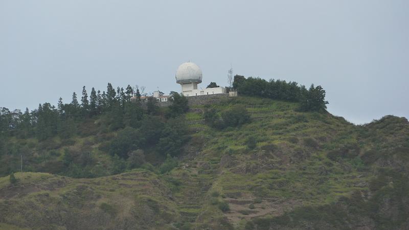 P1000407.JPG - Cova-Krater: Blick zur Radarstation (Flugsicherung).