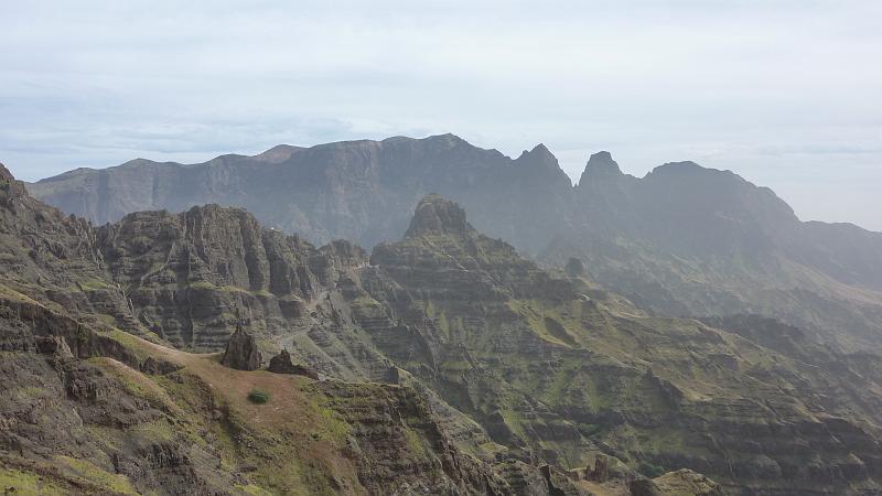 P1000422.JPG - Wanderung Bordeira de Norte: Ein Blick auf die andere Seite das Tales zeigt auch da hohe Bergketten.