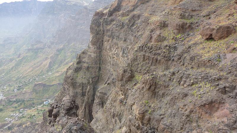 P1000423.JPG - Wanderung Bordeira de Norte: Es ist eine schöne Steilwand.