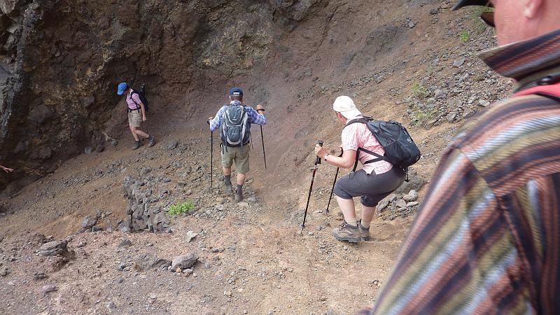 P1000425.JPG - Wanderung Bordeira de Norte: Der Abstieg mit Geröll auf dem Weg ist machmal etwas schwierig.