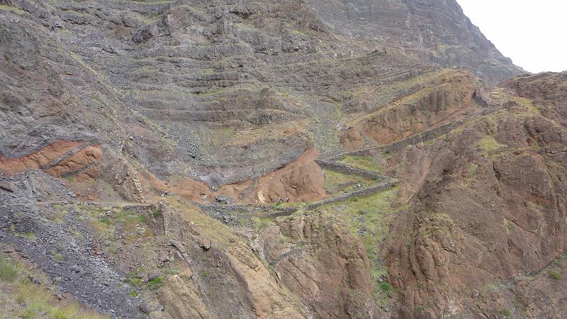 P1000428.JPG - Wanderung Bordeira de Norte: Bei eine Blick zurück ist der Weg an der Felswand deutlich zu erkennen.