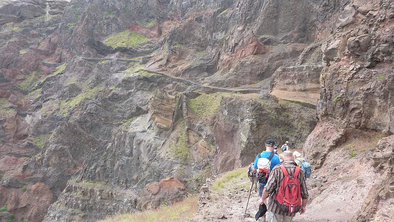 P1000429.JPG - Wanderung Bordeira de Norte: Im ständigen Auf und Ab geht es an der Felswand entlang.