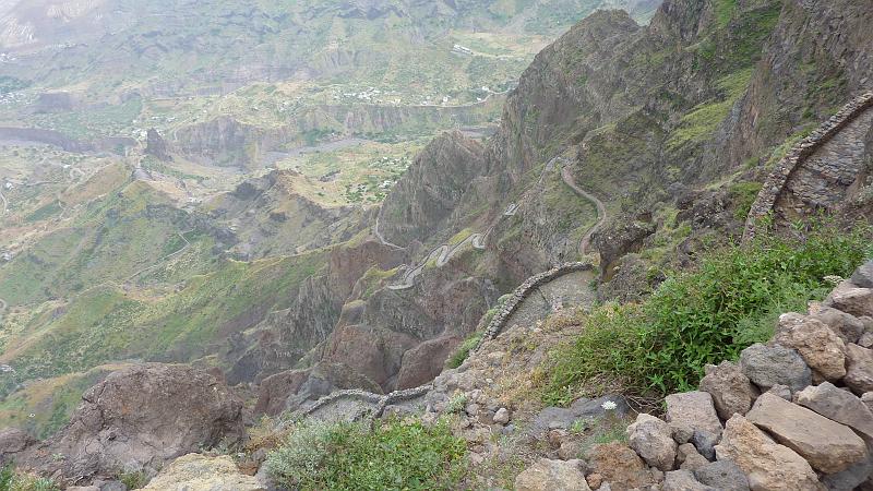 P1000441.JPG - Wanderung Bordeira de Norte: Bis zum Ziel ist noch ein endloser Abstieg auf meist gepflasterten Wegen zu absolvieren.