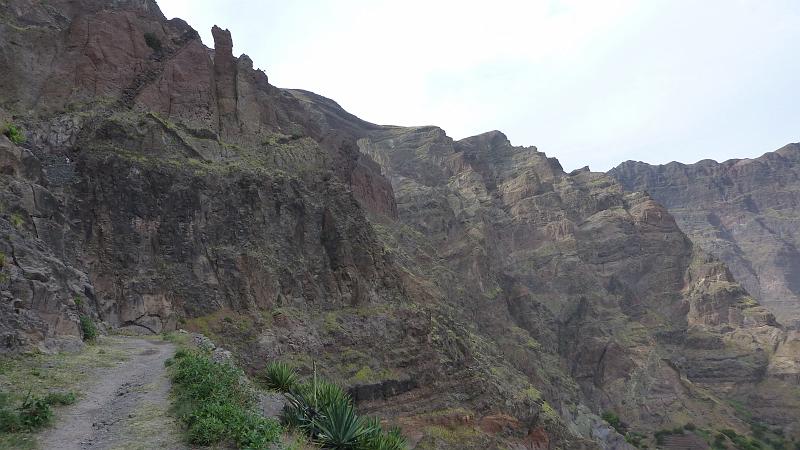 P1000443.JPG - Wanderung Bordeira de Norte: In den Felswänden sind immer wieder Dykes zu finden.