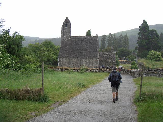 CIMG0498.JPG - Glendalough: Kirche und Rundturm der ehemaligen Klosteranlage