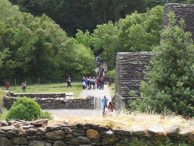 CIMG0500.JPG - Glendalough: der Rest der Wandergruppe kommt am Kloster an