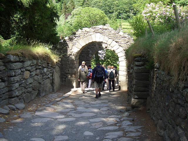 CIMG0503.JPG - Glendalough: das ist das Eingangs-/Ausganstor zur alten Klosteranlage