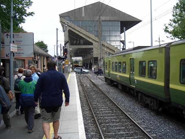 CIMG0504.JPG - Dublin: DART-Bahn am Hurley-Stadion (DART = Dublin Area Rapid Train)