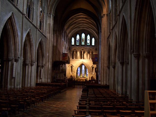 CIMG0507.JPG - Dublin/St. Patricks Kathedrale: Blick durch das Hauptschiff zum Altar