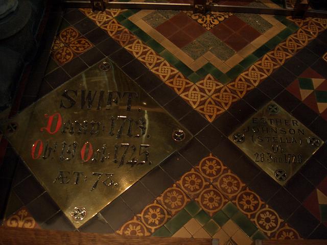 CIMG0509.JPG - Dublin/St. Patricks Kathedrale: Grabplatte von Jonathan Swift und Stella